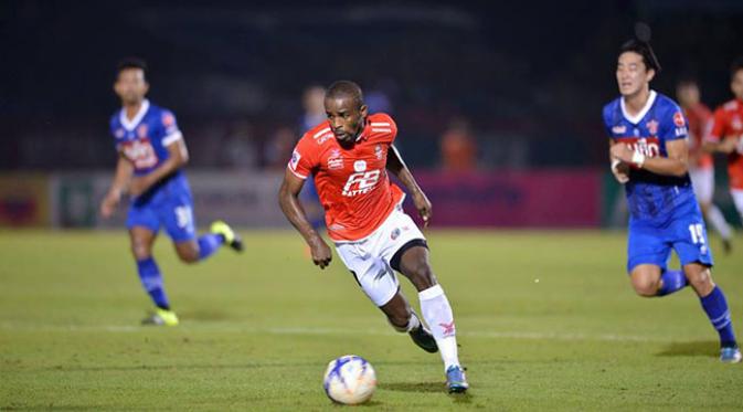 Greg Nwokolo tampil sebagai starter, tapi gagal mencetak gol saat BEC Tero Sasana menang 2-1 atas Muang Thong United (6/12/2015). Foto diambil saat Greg melawan Saraburi pekan lalu. (BEC Tero Sasana)