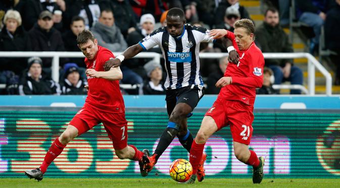 Laga Liverpool dan Newcastle United menghasilkan 14 kartu merah. (Reuters/Andrew Yates)