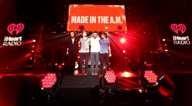 One Direction menghibur penggemar di acara iHeart Radio Jingle Ball di Staples Center, Los Angeles, Jumat (4/12). Konser tersebut menjadi terakhir kalinya mereka tampil bersama di Amerika Serikat. (Christopher Polk/Getty Images untuk iHeartMedia/AFP)
