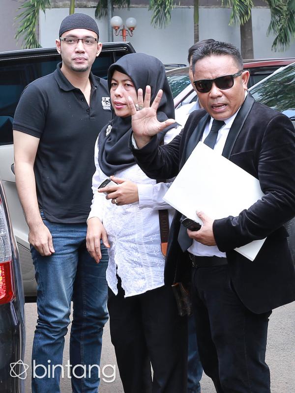 Sandy Tumiwa saat akan digiring ke Kejati DKI Jakarta (Galih W. Satria/Bintang.com)
