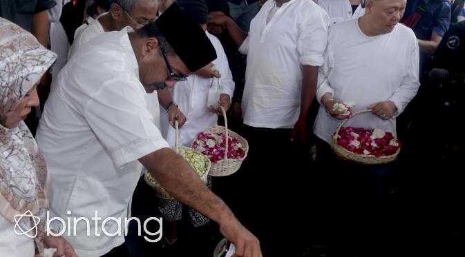 Rano Karno saat pemakaman ibunda tercinta (Andy Masela/Bintang.com)