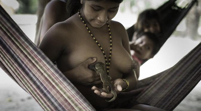 Suku Awa di kedalaman Amazon menyusui bayi hewan. | via: Domenico Pugliese