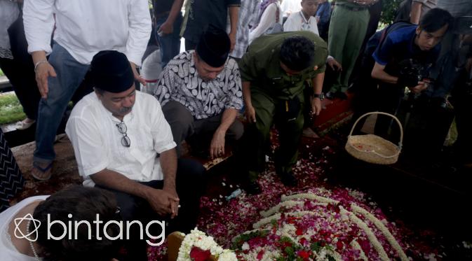 Rano Karno saat pemakaman ibunda tercinta (Andy Masela/Bintang.com)