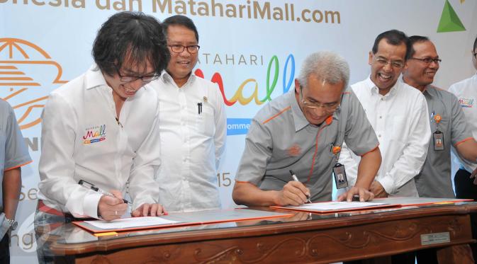 CEO MatahariMall.com Hadi Wenas dan Direktur Utama PT Pos Indonesia Gilarsi WS menandatangi surat perjanjian MOU di Jakarta, (7/12). MatahariMall.com beserta PT. Kantor pos bekerja sama yakni Online-to-Offline. (Liputan6.com/Gempur M Surya)
