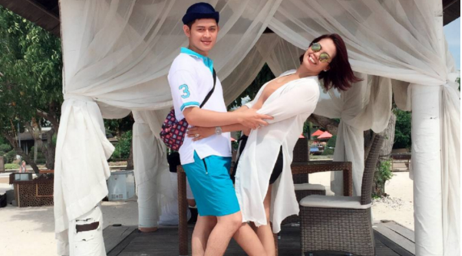 Elly Sugigi dan Ferry Anggara berpose bak pasangan yang tengah kasmaran [foto: instagram/elysugigi]