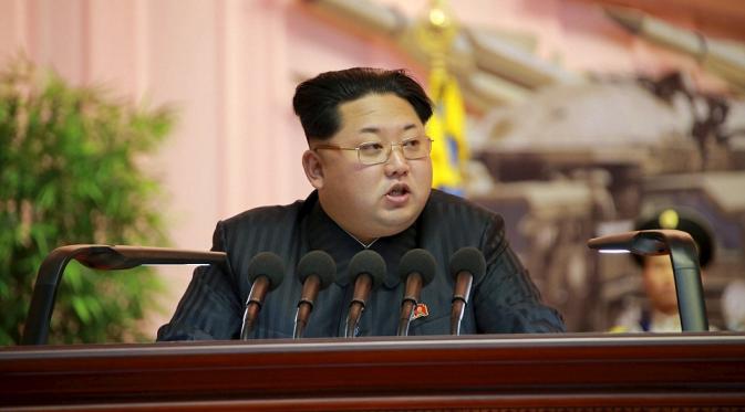 Kim Jong Un pakai 5 mic untuk pidato. Sebab 1 mic sudah mainstream | Via: dailymail.co.uk