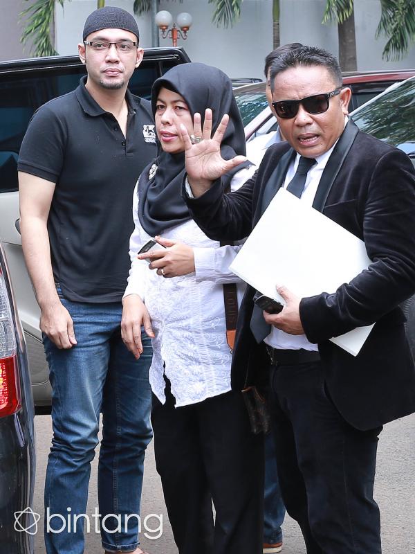 Ditemani oleh kuasa hukumnya, M. Ridwan, Sandy Tumiwa dibawa dari ruang tahanan Polda Metro menuju Kejati DKI Jakarta. Sebelum digiring ke Kejaksaan Tinggi DKI, Sandy menjalani pemeriksaan kesehatan terlebih dahulu. (Galih W. Satria/Bintang.com)