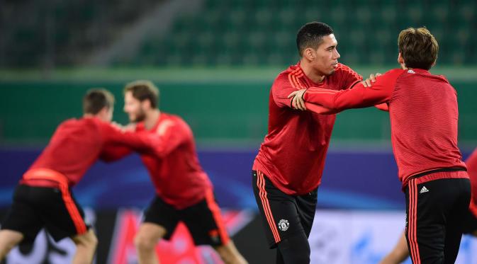Para pemain Manchester United tampak berlatih persiapan melawan Wolfsburg pada lanjutan Liga Champhions di Stadion Volkswagen Arena, Wolfsburg, Germany, Senin (7/12/2015). (AFP Photo/John Macdougall)