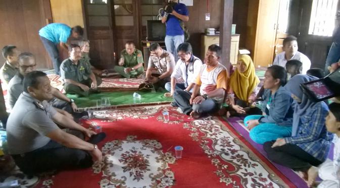 Jajaran kepolisian menyambangi rumah orangtua RA (13), bocah yang tewas terkena peluru nyasar personel Satuan Narkoba Polresta Palembang. (Liputan6.com/Nefri Inge)