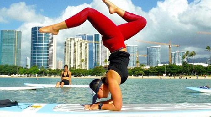 10 Foto Tren Yoga Unik Sepanjang Tahun 2015 | via: dailymail.co.uk