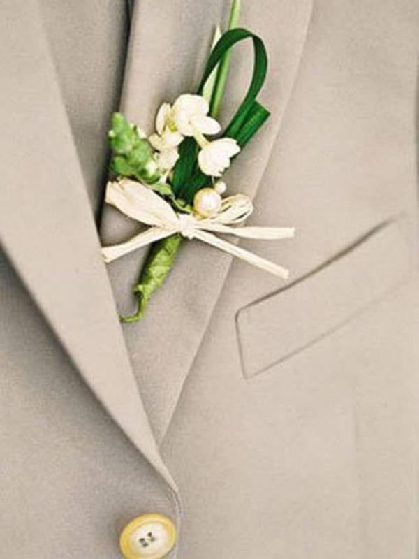Hiasan jas pengantin pria. (Via: femalenetwork.com)