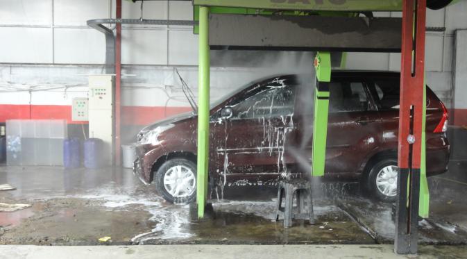 Cuci mobil dengan sistem robotik dapat membuat waktu pengerjaan lebih cepat, tetapi lebih boros air.