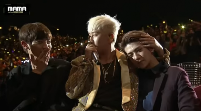 Seungri dengan tingkah konyolnya saat acara MNet Asian Music Awards 2015 berlangsung, duduk di pangkuan Sehun `EXO`.