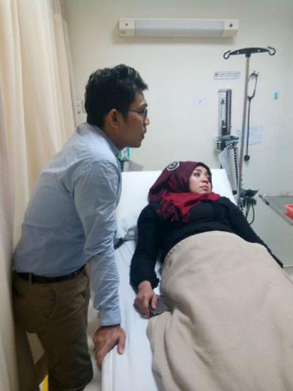 Muzdalifah terlihat tengah dirawat di sebuah rumah sakit. [Foto: Istimewa]