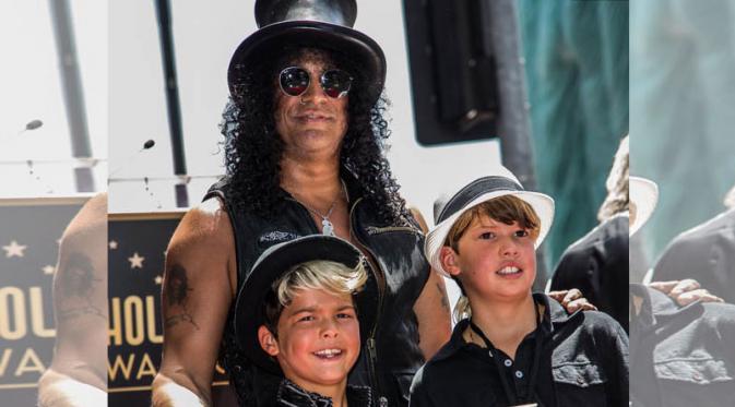 Slash memiliki dua anak laki-laki bernama London   Emilio dan Cash Anthony. (sumber foto: Daily Star)