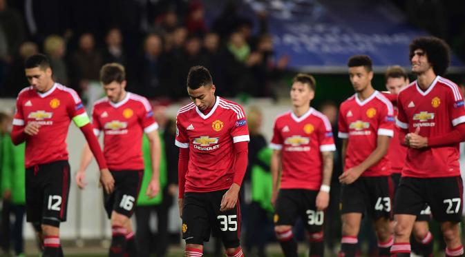 Para Pemain Manchester United tertunduk lemas usai kalah dari Wolfsburg pada lanjutan Liga Champions di Stadion VfL Wolfsburg Arena, Rabu (9/12/2015) dini hari WIB. (AFP Photo/John Macdougall)