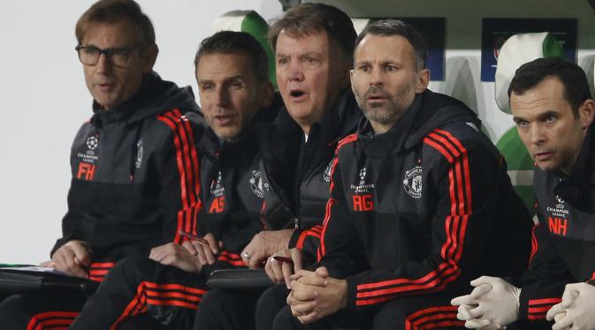 Ekspresi Louis Van Gaal (tengah) di pinggir lapangan pada laga antara Vfl Wolfsburg melawan Manchester United di Volkswagen Arena, Rabu (9/12/2015) dini hari WIB. (Reuters/Juan Medina)