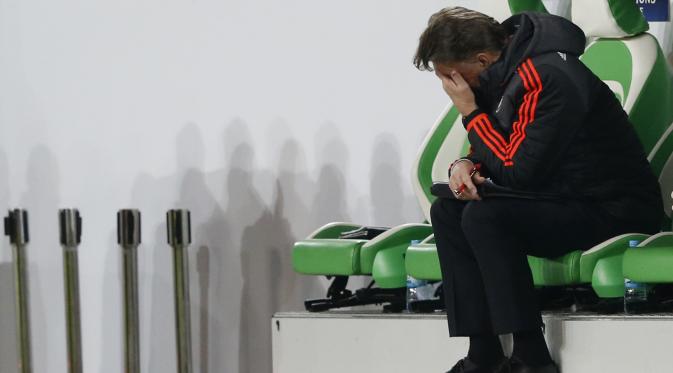 Manajer MU Louis van Gaal termenung usai anak asuhnya dikalahkan Wolfsburg (Reuters)