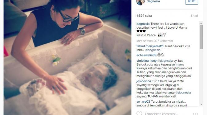 Donna Agnesia yang tengah menatap jenazah ibunda. (Instagram @dagnesia)