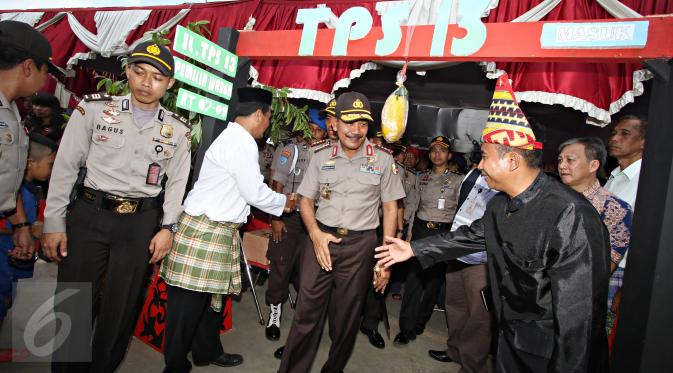 Kapolri Jendral Badrodin Haiti (tengah) usai meninjau pelaksanaan Pilkada serentak di TPS Kampung Pilkada RW 03, Depok, Jawa Barat, Rabu (9/12). (Liputan6.com/Immanuel Antonius)