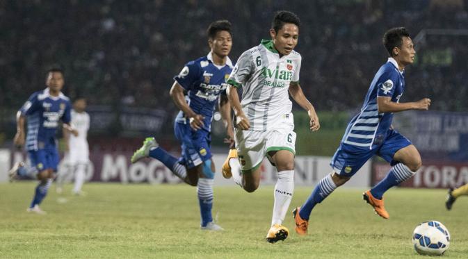 Kehadiran bintang belia Evan Dimas tak membuat Surabaya United populer di Kota Surabaya. (Bola.com/Vitalis Yogi Trisna)