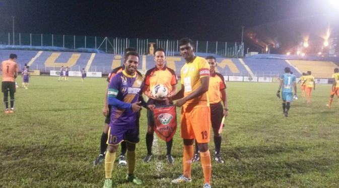 Oktovianus Maniani tampil membela klub asal Malaysia, UiTM FC saat beruji coba melawan MISC-MIFA pada Jumat (4/12/2015). (UiTM FC)