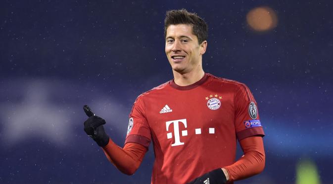 Pemain Bayern Munchen, Robert Lewandowski menjadi penentu kemenangan timnya setelah mencetak dua gol ke gawang Dinamo Zegreb pada lanjutan liga Champions  di Stadion Maksimir, Zagreb, Kamis (10/12/2015) dini hari WIB. (AFP Photo/Andrej  Isakovic)