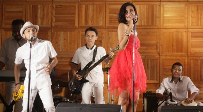 Rusak Band di acara launching album Rusak Band berjudul Suntik Cinta, Pisa Kafe Mahakam, Jakarta Selatan, Rabu (9/12/2015). (Ruswanto/Bintang.com)