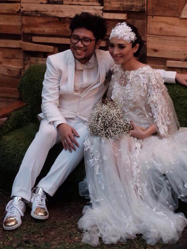 Pelantun 'Terlalu Lama Sendiri', Kunto Aji akhirnya tak sendiri lagi. Ia melangsungkan pernikahan dengan Dewisya pada 6 Desember 2015 lalu di  di Rumah Ranadi, Kemang, Jakarta Selatan. (Dio Maulana Putra/Bintang.com)