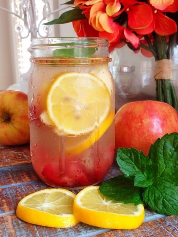 Apel, lemon, stroberi, kayu manis, dan mint. Minuman ini bagus untuk proses pelepasan racun dalam tubuh. (Via: blogilates.com)