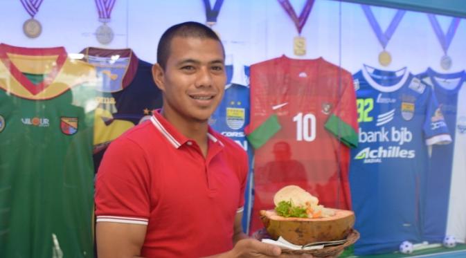 Striker Persib Bandung, Tantan membuka Waoreng Tantan 82 di Lembang. 
