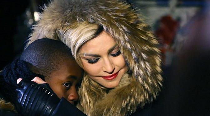 Madonna memeluk anaknya, David saat konser untuk tragedi bom Paris. (foto: dailymail)