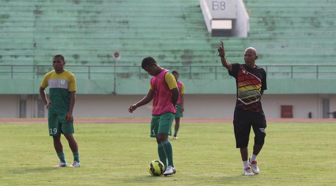 PS TNI uji coba lapangan Stadion Manahan Solo (Fathi Mahmud/Liputan6.com)