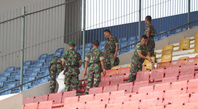 Pasukan TNI bersih-bersih Stadion Manahan Solo (Liputan6.com / Reza Kuncoro)