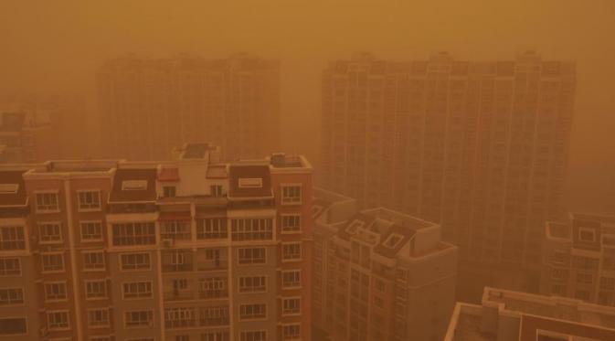 27 April 2015. Pemandangan dari bangunan apartemen selama badai pasir di kota Wujiaqu, laut Daerah Otonomi Xinjiang, Cina. (Via: time.com)