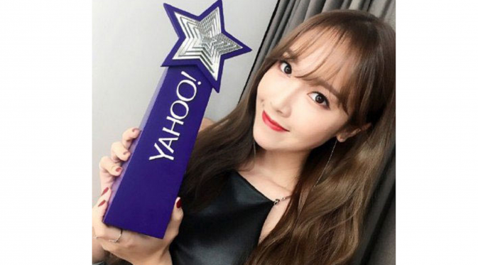 Jessica Jung, mantan personel Girls Generation saat meraih penghargaan dari  Yahoo Asia Buzz Awards