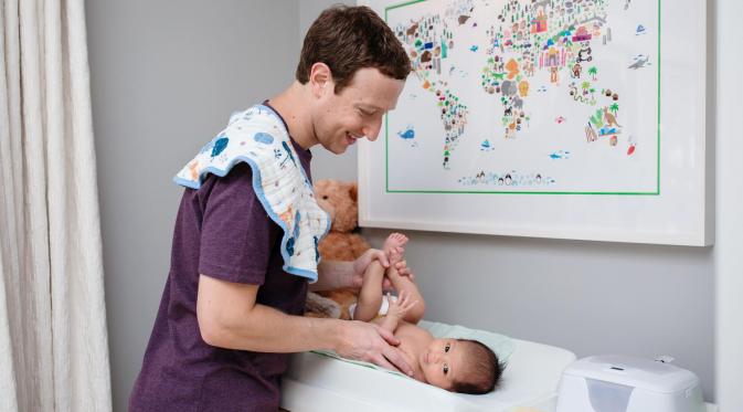 Mark Zuckerberg tampaknya mulai telaten mengurus si kecil Max. (Doc: Mark Zuckerberg)