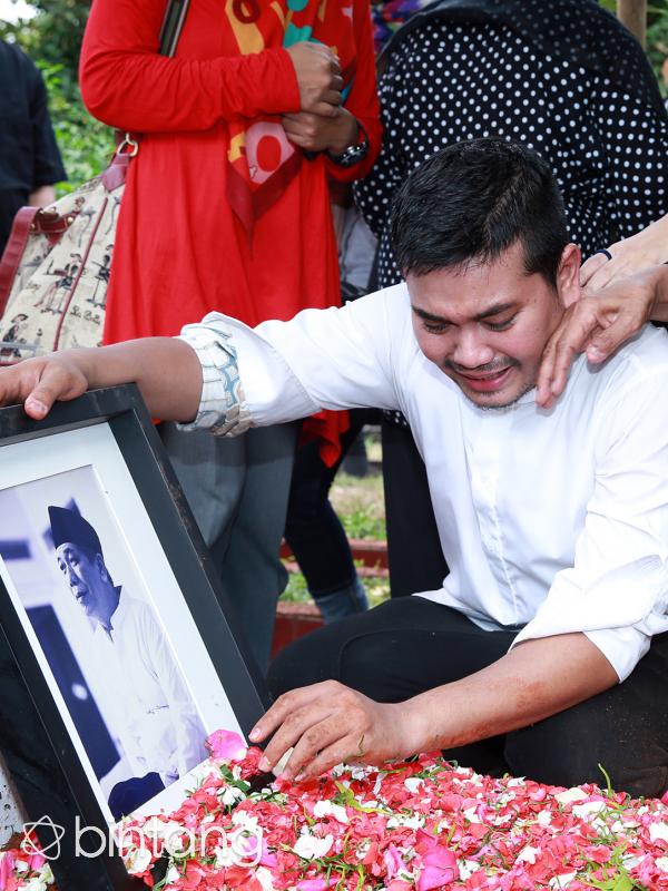 Berita duka cita kembali menghampiri dunia hiburan di Tanah Air. Ayah komedian Indra Bekti, Aruji Priyanto bin Soemardiman Tjokrodirjo, meninggal dunia, Sabtu (12/12/2015). (Deki Prayoga/Bintang.com)
