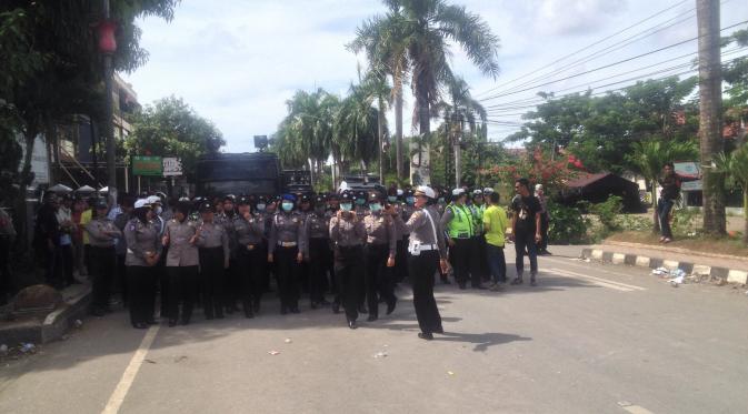 Polwan mengamankan demo di Gowa, Sulawesi Selatan (Liputan6.com/ Eka Hakim)