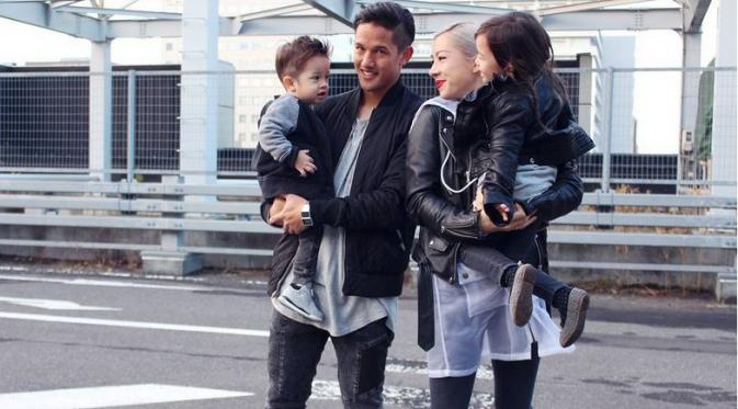 Irfan dan Jennifer kompak menggendong kedua anaknya, Kiyomi dan Zizou di pinggir jalan Jepang. Sumber: Instagram