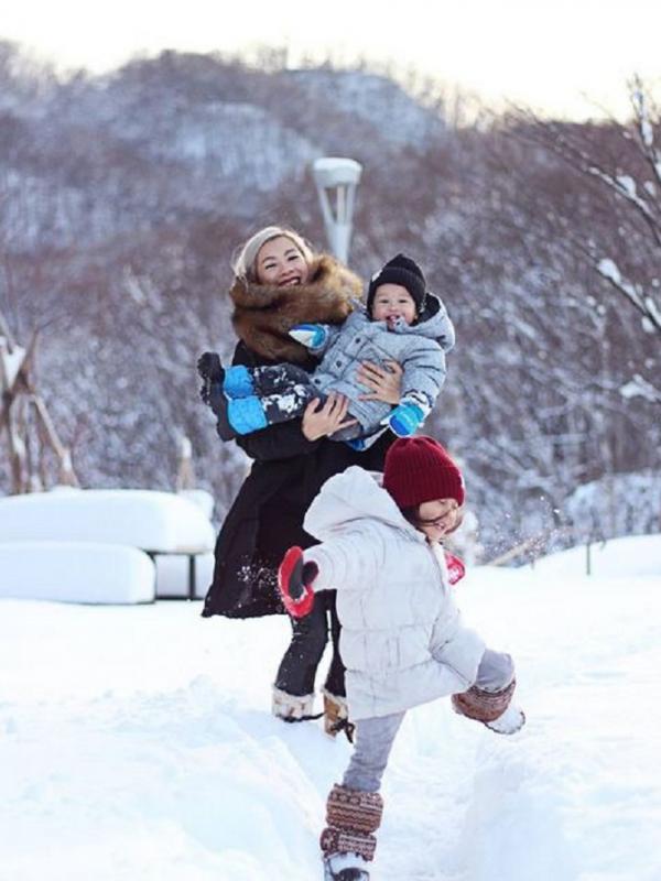 Jennifer Bachdim menemani kedua anaknya, Kiyomi dan Zizou bermain salju di Jepang. Sumber: Instagram