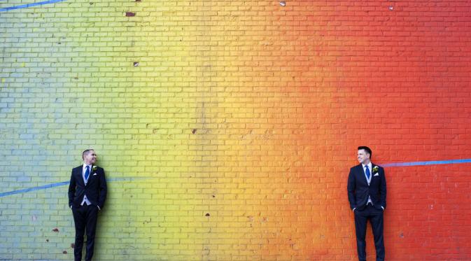 Pasangan yang berfoto di tembok pelangi (Foto: Cosmopolitan/ De Nueva Photography)