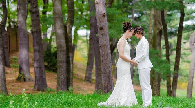 Pasangan yang mengikat janji pernikahan di hutan (Foto: Cosmopolitan/Sam Lian)