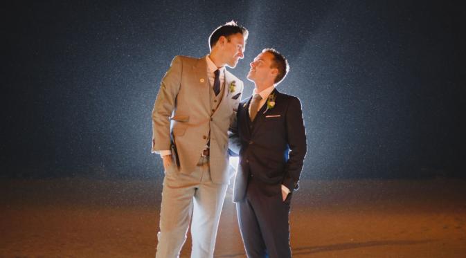 Pasangan yang menikah di pantai yang berlokasi dengan dengan bar gay tempat keduanya kali pertama bertemu