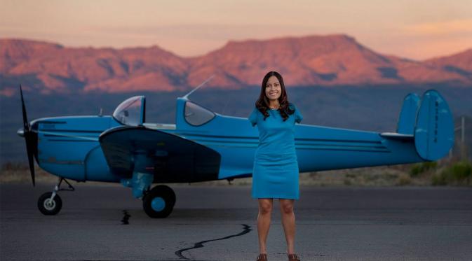 Meski tak punya tangan, Jessica Cox bisa menerbangkan pesawat (inspireicons.com)