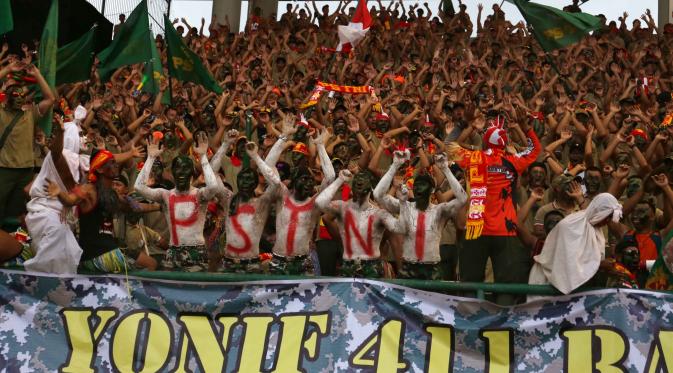 Suporter PS TNI saat mendukung timnya bertanding, di Stadion Manahan, Solo, Sabtu (12/11/2015). (Bola.com/Nicklas Hanoatubun)