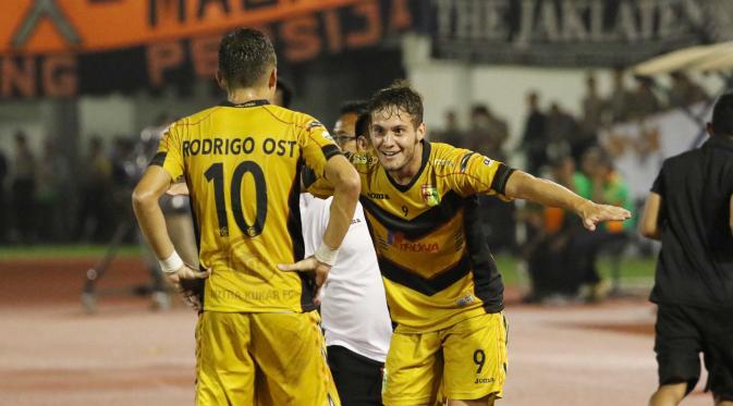 Pemain Mitra Kukar, Patrick Do Santos (kanan) merayakan gol bersama Rodrigo Do Santos ke gawang Persija Jakarta Pada laga Piala Jenderal Sudirman grup D di Stadion Manahan, Solo, Sabtu (12/12/2015). (Bola.com/Nicklas Hanoatubun)