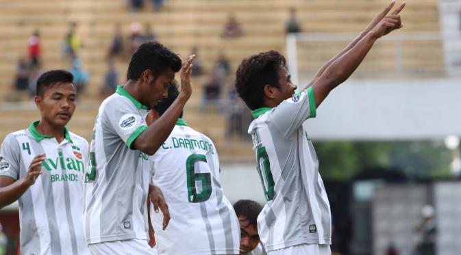 Ilham Udin Armaiyn, merayakan gol yang dicetaknya ke gawang Borneo FC pada babak 8 besar Piala Jenderal Sudirman di Stadion Maguwoharjo, Sleman, Minggu (13/12/2015). (Bola.com/Nick Hanoatubun)