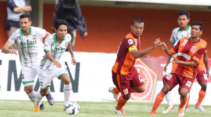 Pemain Surabaya United, Evan Dimas, berusaha mengatur serangan ke gawang Pusamania Borneo FC pada babak 8 besar Piala Jenderal Sudirman di Stadion Maguwoharjo, Sleman, Minggu (13/12/2015). (Bola.com/Nick Hanoatubun)