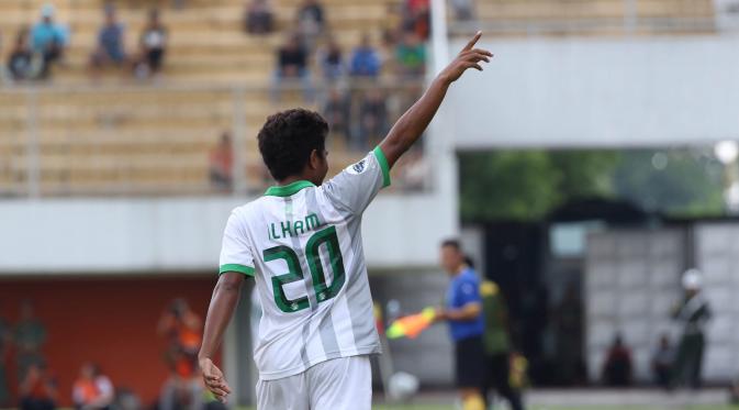 Pemain Surabaya United, Ilham Udin Armaiyn, merayakan gol yang dicetaknya ke gawang Pusamania Borneo FC pada babak 8 besar Piala Jenderal Sudirman di Stadion Maguwoharjo, Sleman, Minggu (13/12/2015). (Bola.com/Nick Hanoatubun)